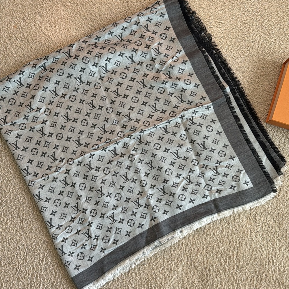 Louis Vuitton Monogram denim black shawl - Picture 9 of 10